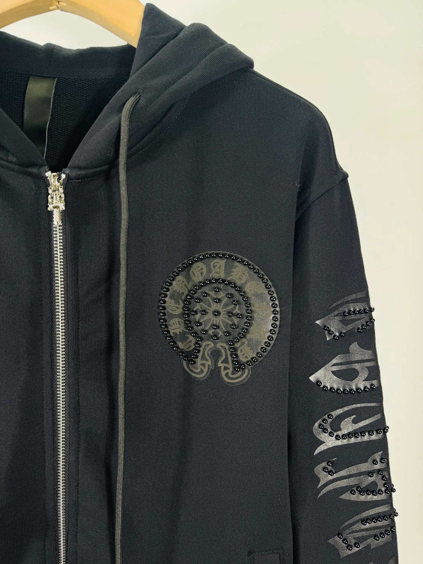 P340 top version, real shot without P, ​​different from market currency) 𝗖𝗵𝗿𝗼𝗺𝗲 𝗛𝗲𝗮𝗿𝘁𝘀/Cro Heart 2025 Rivets Autumn and Winter New Original Single Counter American Rivets 3D Three-dimensional Couple Casual Cardigan Sweatshirt 👑The highest version! Customized fabric 480g tripe terry fabric! American acid-washed and distressed original fabric with laser rivets. Best-selling model at the counter. Very comfortable to wear. Accessories: Original molded and authenticated collar label➕100% silk wash label. Genuine purchase-grade original hangtag➕matching hanging rope➕3D hanging beads➕original packaging bag. Craftsmanship: The original version has consistent wiring! The highest version of the armhole matching technique! Color: Black Size: S M L XL Style No.: 613